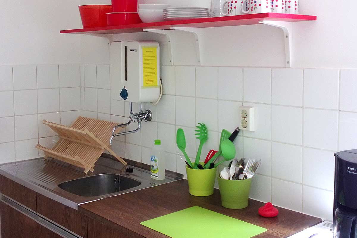 Küchenecke mit Spüle und Ablagefläche